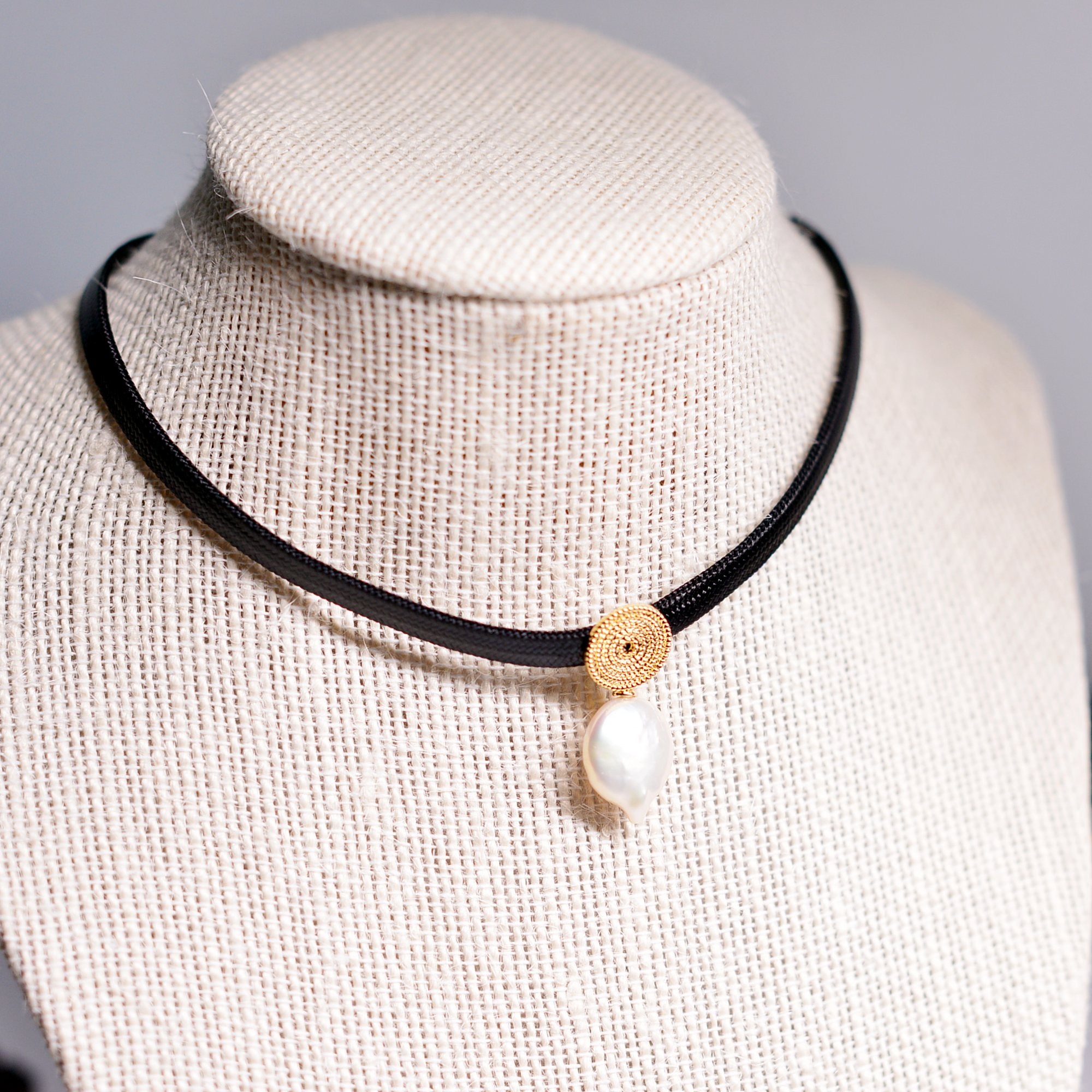 Unique and Fashionable Baroque chocker