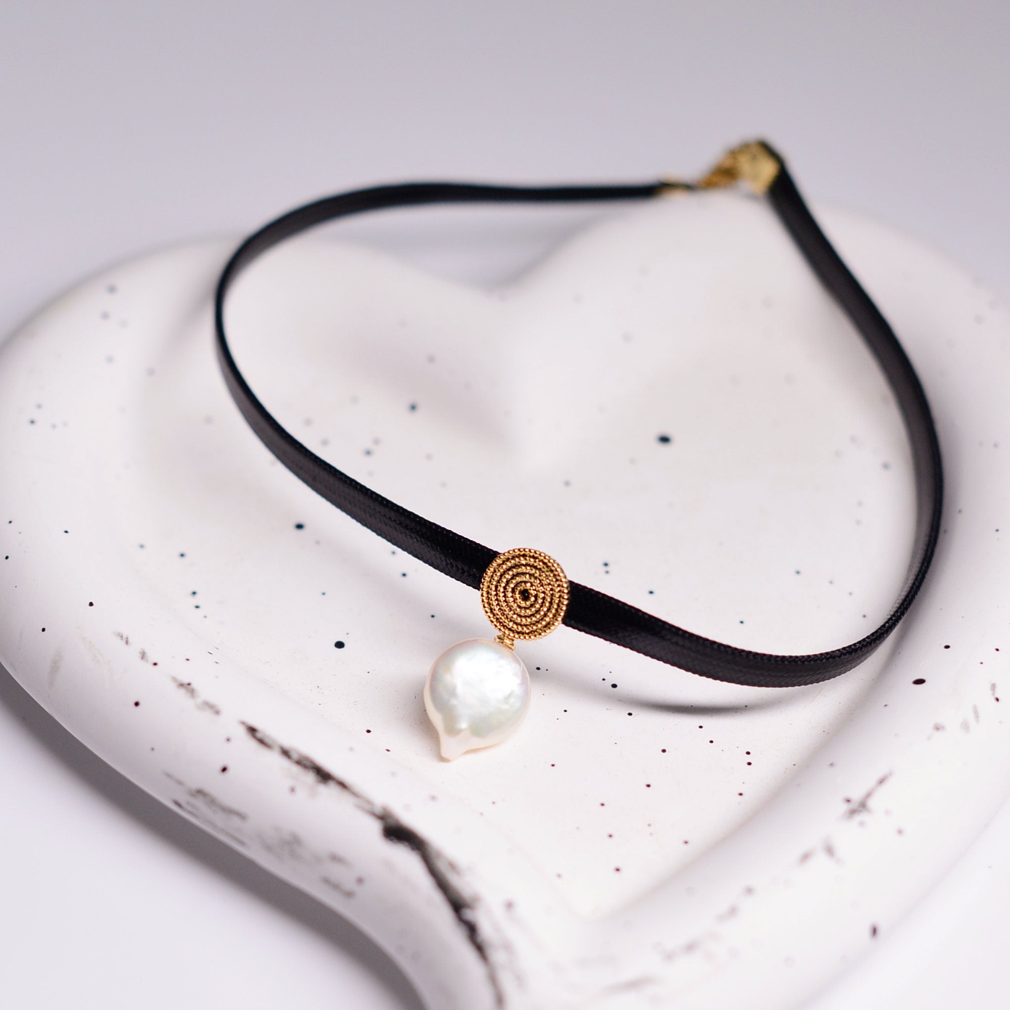 Unique and Fashionable Baroque chocker
