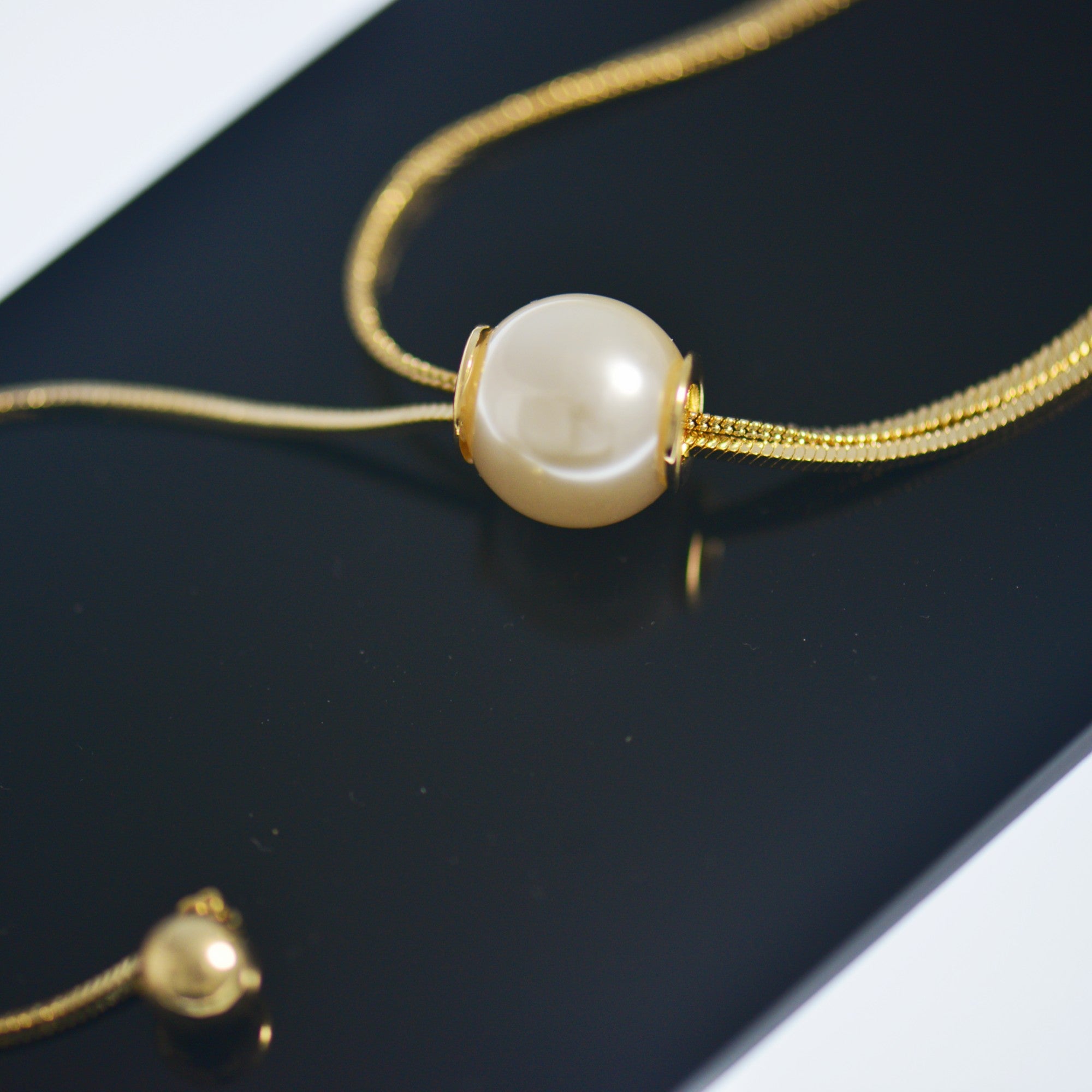 Stylish pearl texture necklace